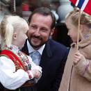 Kronprins Haakon snakker med to små jenter under kronprinsparets besøk i Notodden (Foto: Knut Falch, Scanpix).